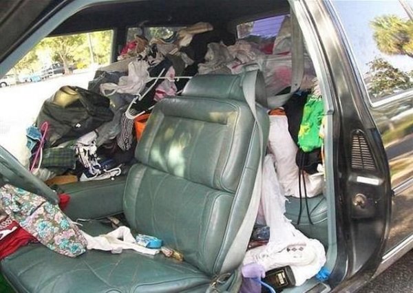 Мъдростта на старите монтьори гласи, че всеки 15 кг тегло ви отнемат по една конска сила от мощността. И успоредно добавят към разхода. Много от нас са свикнали да ползват колата си като подвижен килер, разнасяйки в багажника какво ли не. Оставете само необходимото. 
