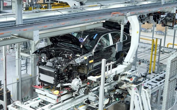 BMW избра друг подход още преди години и стана първата компания в автомобилния сектор, която включва екологичните и социалните си политики в годишния си отчет. И възлага проверката им на независими външни одитори. Сан Луис Потоси е най-новото въплъщение на тази философия, поне до официалното откриване на още по-модерния завод в Дебрецен, Унгария. В мексиканската фабрика се произвеждат BMW 3 Series - за пазарите в двете Америки, и 2 Series и M2 - за цял свят. Капацитетът е 450 автомобила дневно, сглобявани от 3700 работници и безброй роботи върху обща площ от 80,000 квадратни метра, включваща смайващия 7.8-километров непрекъснат конвейер от цеха за пресоване до мястото за инспекция на готовите автомобили. Но най-впечатляващите числа в Сан Луис Потоси са други. По изчисления на учени от Университета на Джорджия, производството на един лек автомобил изисква средно 2.74 мегаватчаса енергия, и 4.94 кубични метра вода. В Европа, по данни на АСЕА за 2022 година, консумацията на енергия е била средно 2.71 мегаватчаса. В Сан Луис BMW се нуждае от едва 1.12 мегаватчаса, и 1.52 кубични метра. 
