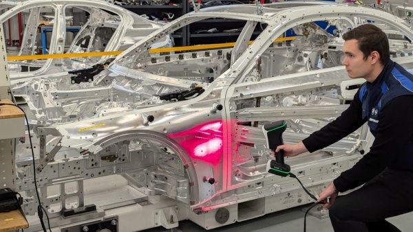 Истински впечатляващите постижения на Сан Луис Потоси обаче не са в енергийната ефективност и рециклирането на отпадъците. Те са само два примера на една философия за устойчивост, приложена във всички направления и на всички нива: от изкуствения интелект и създаването на виртуални копия на продуктите до привидно най-обикновените кашони, преобразили логистиката. 
Дигитализацията е основен стълб в новата iFactory философия на BMW. Но това не означава да се въоръжат работниците с по един таблет. В Сан Луис дигиталните технологии са навсякъде. Роботите в бояджийския цех например имат сензори, свързани с изкуствен интелект, които постоянно контролират температура, налягане, вибрации, и намаляват драстично загубите в процеса. На всички заварки се прави ултразвукова инспекция, която отстранява потенциалните дефекти на място. Нови лазерни технологии позволяват също всички компоненти да се поддържат без дори микроскопични отклонения от оригиналните размери (на снимката).
