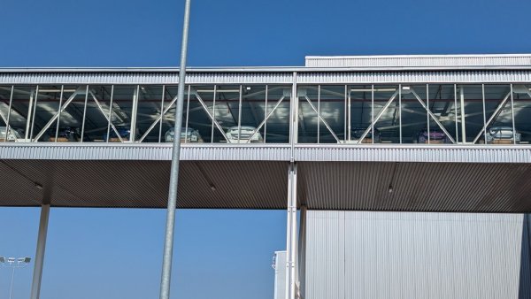 Дълъг над 7 км непрекъснат конвейер транспортира автомобилите през целия завод
