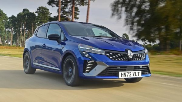 След едно сериозно пропадане през 2022-2023, сега Clio постепенно се изкачва нагоре към обичайното си място малко под върха. Лансирането на фейслифта допринася за почти 19% ръст на годишна база. 
