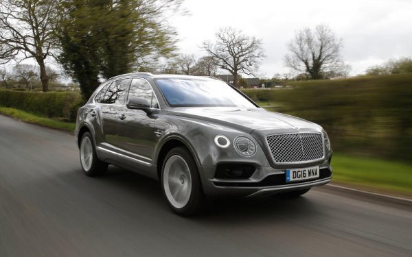 Всъдеходът Bentayga (на снимката) посети серзива заради проблеми с въздушните възглавници, предпазните колани и с течовете на гориво. При Continental GT беше открито изтичане на хидравлична течност, както и проблем с люка, който съществуваше и при Flying Spur.