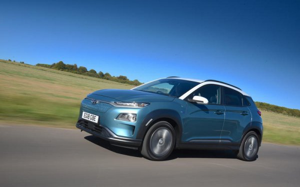 При i30 се наложи ремонт на модулите на ABS и ESC, които изключваха без причина. Същият модел имаше проблем и въздушните възглавници. При Santa Fe също беше окрит дефект в модула на ABS, който може да доведе до пожар. Kona Electric (на снимката) бе ремонтиран заради неизправности, свързани с литиево-йонни батерии и електрическата ръчна спирачка.