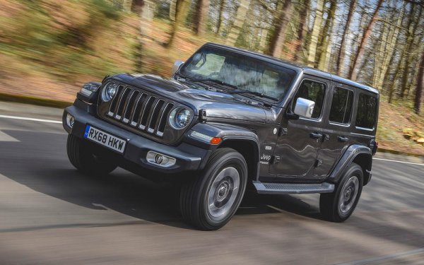 Моделите Cherokee, Gladiator и Wrangler (на снимката) имаха по две сервизни акции. Те бяха заради проблеми с кормилното управление, спирачките диференциала, съединителя и окачването. Освен това, беше открит и проблем с чистачките. 