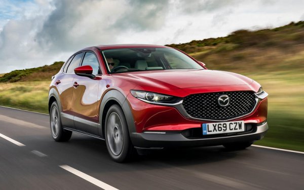 Пет сервизни акции засегнаха CX-30 (на снимката). При моделя бяха открити проблеми с асистента за спиране, изключването на двигателя, спирачните апарати, резервоара за гориво и фаровете. Някои проблеми бяха споделени и от Mazda3.