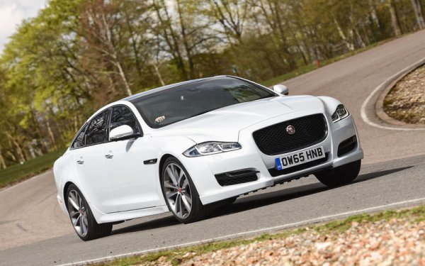 Кросоувърите Е-Pace и I-Pace посетиха сервизите заради неправилно закрепени седалки, докато седанът XJ (на снимката) имаше проблем с въздушните възглавници.