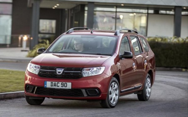 Произведеният през 2020 година Logan MCV (на снимката) се оказа с неправилно поставени спирачни накладки. Също така всички версии на Logan, както и Sandero от 2019 година се оказаха с дефект на двигателя, който може да доведе до пожар. Третият дефект е повреда на рамката на задната седалка при същите два модела.