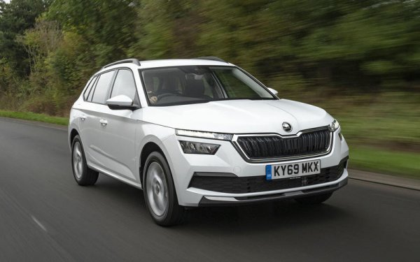 Моделите Kamiq (на снимката) и Scala трябваше да посетят сервизите заради проблем с с лошо монтирани предите седалк. При Octavia Mk4 пък се наложи препрограмиране на системата за спешни повиквания. На свой ред Superb влезе в сервизите заради дефект във въздушните възглавници.