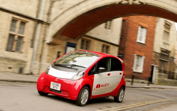 Две изтегляния в сервиза засегнаха електрическия Mitsubishi i-MiEV (на снимката) заради опасност от проникването на вода в спирачната вакуумна помпа. Вторият проблем беше с неправилно заваряване на предно окачване на Pajero, докато при Outlander беше установен дефектен заден колан.