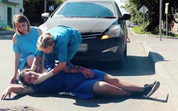 Често пострадалите при катастрофа губят съзнание. Основните причини за това могат да бъдат липса на въздух, емоционален стрес, вътрешен кръвоизлив, остро сърдечно-съдово заболяване и др.

Преди всичко се препоръчва да се провери наличието на съзнание, дишане и сърдечен ритъм. При тяхна липса трябва да се започне реанимация с помощта на гореспоменатата система. Ако, да речем, загубата на съзнание е краткотрайна (до 3 минути) и сърдечната дейност и дишането са запазени, поставяме пациента по гръб, повдигаме краката му, разкопчаваме яката на ризата, разхлабваме вратовръзката и колана на кръста (ако има) - с други думи осигуряваме достъп на въздух. След това ако има амоняк, поднасяте шишенце с разтвора под носа на пострадалия за да вдиша няколко пъти изпаренията на амоняка.

Ако загубата на съзнание е повече от 3 минути, трябва да обърнете пациента по корем, да освободите горните дихателни пътища, да приложите нещо студено към задната част на главата. В същото време продължаваме да наблюдаваме дишането, сърдечната дейност.