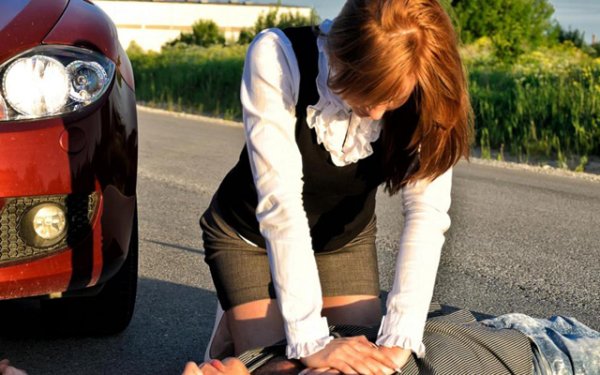 Трудно е да се говори за клинична смърт на човек, но, за съжаление, такъв изход при сериозна катастрофа е напълно възможен. Наличието на симптоми като липса на съзнание, дишане и сърдечен ритъм, както и нереагираща широка зеница трябва да ни подтикне към извършване на реанимационни мерки по системата за проходимост на горните дихателни пътища - изкуствено дишане и сърдечен масаж.

Полагаме жертвата по гръб на безопасно място върху твърда повърхност и премахваме запушването (ако има такова) на горните дихателни пътища. Главата трябва да бъде наклонена назад, брадичката и долната челюст избутани напред. Опитваме се да оценим дишането: ако е слабо или липсва, би било добре белите дробове да се вентилират уста в уста или уста в нос или с помощта на апарат за изкуствено дишане.

Ако сърдечният ритъм не бъде открит, преминете към индиректен сърдечен масаж. Точката на компресия на гръдния кош трябва да бъде на 2 см над долния ръб на гръдната кост по средната линия. Дланта на дясната ръка е в точката на компресия, дланта на лявата ръка лежи върху дланта на дясната. Пръстите на двете ръце са разперени и не докосват гърдите, ръцете са изправени, дълбочината на компресията трябва да е около 3.5 cm.

Ако един човек оказва помощ, тогава трябва да се направят 15 компресии и две вдишвания, ако двама - 5 компресии и едно изкуствено дишане. В същото време се опитваме да контролираме състоянието на пациента. Свиване на зеницата до светлина, появата на пулс на каротидната артерия, подобряване на цвета на кожата, спонтанно дишане - всичко това показва ефективна реанимация.

Ако пациентът е в безсъзнание, но дишането и сърдечният ритъм са запазени, тогава като цяло (фиксиране на шийния отдел на гръбначния стълб с ръце или яка) е необходимо да го обърнете по корем и постоянно да наблюдавате дихателните пътища, дишането и сърдечната дейност. В случай на нарушение на тези функции трябва незабавно да започне реанимация. За да направите това, трябва да спрете външното кървене (ако има такова), да сложите превръзка върху раната и да анестезирате. При фрактури се поставя шина от импровизирани твърди предмети.