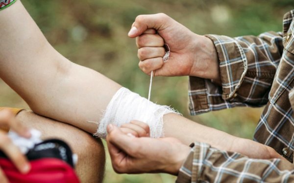 По правило нараняването е придружено от кървене. Тя може да бъде вътрешно и външно. Ако подозирате вътрешно кървене, проявяващо се с бледност на кожата, студена пот, нарастваща слабост, загуба на съзнание, трябва да поставите пациента по гръб с повдигнати крака.

Външното кървене се разделя на венозно, артериално и капилярно. При първото се отделя тъмна на цвят кръв в непрекъснат поток. За да го спрете, е необходимо да поставите стегната превръзка върху повърхността на раната.

Артериалното кървене се счита за най-опасното. Тя се различава по това, че кръвта се отделя на мощни пулсиращи струи. Можете да го спрете, като натиснете увредения съд с пръсти точно над мястото на раната, последвано от налагане на стегната превръзка. Турникетът не трябва да спира кръвта повече от час, за това фиксираме времето на поставянето му.

Капилярното кървене обикновено се появява при значителен ранен дефект на кожата. В този случай, като правило, цялата повърхност на раната кърви. За спиране се препоръчва използването на хемостатична гъба и стегната превръзка.