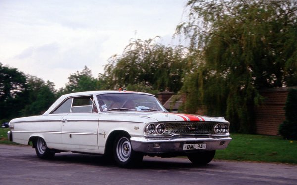 Ford всъщност е най-големият привърженик на идеята за даване на стари имена на нови модели, като Galaxie е един от най-подходящите примери за това. Той е направен за да конкурира Chevrolet Impala, като предлага елегантен салон и гама от V8 двигатели, както и редови 6-цилиндрови мотори. Това е една от най-продаваните коли в Америка по това време.