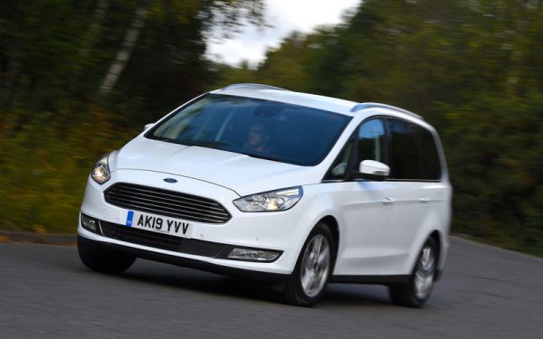 За разлика от това, по-новата Galaxy (има разлика в изписването) е предназначена за големи семейства, обичащи да пътуват. Единственото, което спасява този модел, е че първото поколение се предлагаше със задвижване на четирите колела и с 2,8-литров V6 на Volkswagen.