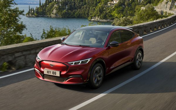 И така, името Mustang в момента е споделено между ревящ масъл-кар с V8 двигател (както е било винаги) и семеен SUV с нулеви вредни емисии, който трябва да се конкурира с Tesla. Няма спор обаче, че новият Mach-E е толкова важен за Ford, колкото и оригиналния модел.