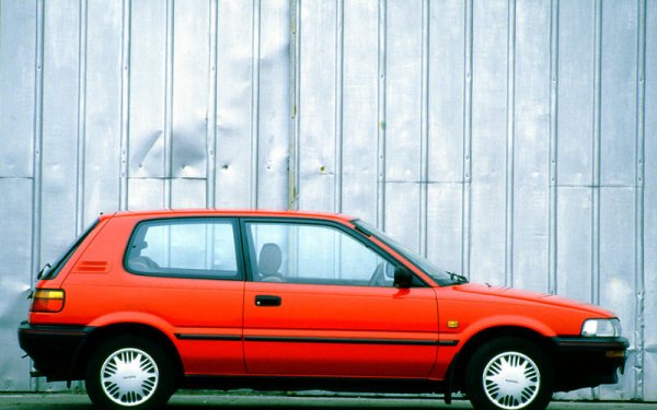 Въпреки дългогодишната си позиция на най-продаваната кола в света, Toyota Corolla не успява да получи същата култов статут като VW Beetle, Ford Model T и дори VW Golf. Японският обаче печели фенове по света със своите ефективност, практичност, надеждност и достъпни цени. Оригиналната Corolla помага на Япония да изгради силна вътрешна автомобилна индустрия, която по-късно се налага и извън пределите на страната.