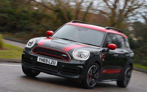 Въпреки удължената форма на оригинала, той си остана по-малък от повечето автомобили на пазара по това време. Сегашният модел на свой ред представлява компактен SUV, чиито размери са колкото на голям хечбек.