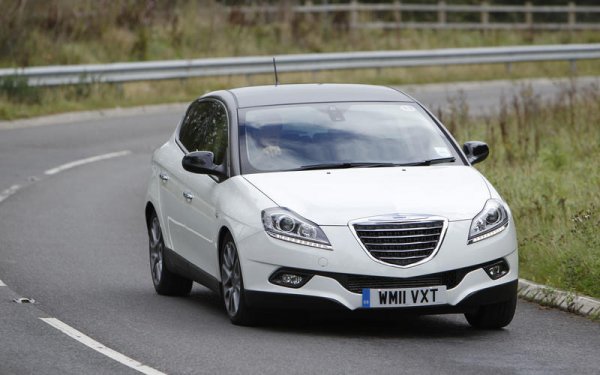 Новата Delta използва платформата C1, на която са изградени Fiat Tipo, Multipla и Bravo. Тя трябваше да промени сегмента и да възроди легендарната марка. Това не стана и моделът сега се предлага само един пазар &ndash; този в Италия, където обаче записва нелоши резултати. 