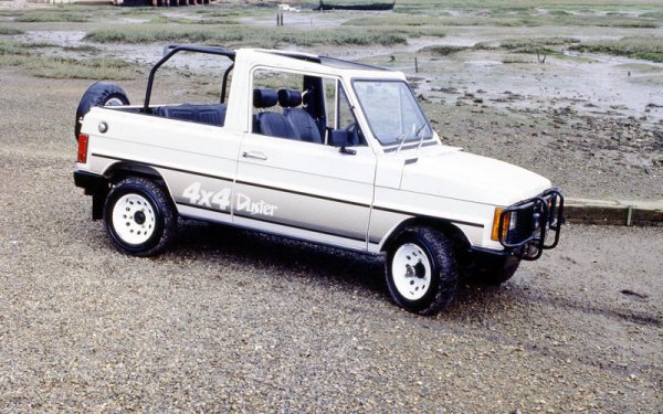 Румънският производител Dacia е модерна история за успеха, след като се появи отникъде и се превърна в един от най-големите в Европа. А Duster е най-успешният му модел в наши дни. Това обаче не се отнася за оригинала, който представлява допотопна джипка, предлагана със слаби двигатели на VW, Peugeot, Renault и Daewoo. Тези, които са я карали, твърдят, че е ужасна.