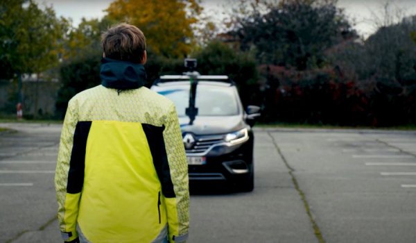 Continental предлага и още една ключова новост в областта на автономното управление. Разработената от германския гигант и партньора му Urban Circus жилетка прави велосипедистите извънредно лесни за засичане от сензорите на автомобила. В материята са добавени вложки, които се разчитат от лидара и камерите на колата.