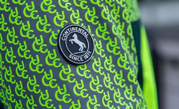 В допълнение към това жилетката има флуоресцентни ивици за лесно разпознаване денем, и специални отражателни ленти за през нощта. Подобна технология може да опази най-рисковите групи на пътя, като колоездачите и пътностроителните работници. 
