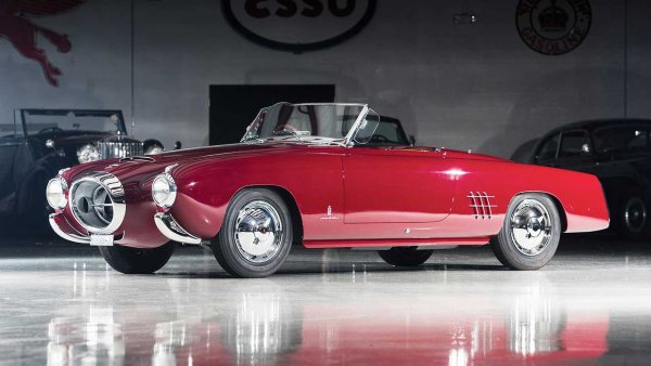 50-те бяха златни години за Lancia, която тогава продаваше обожаваната от всички Aurelia. Особено ценна е откритата версия на модела, дело на студиото на Pinin Farina, което по-късно се превърна в Pininfarina. Става дума за Aurelia PF200 C Spider от 1953 г., създадена в три екземпляра, единият от които бе продаден на търг през 2017 г. за солидните 1,126 820 евро. В основата на този спайдър стои Aurelia B52 с двулитров V6 с мощност 90 конски сили.