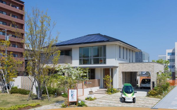 От Toyota обичат да се хвалят, че &bdquo;строят комфортни и луксозни ъкщи в Япония, създадени за XXI век&rdquo;. Японският гигант навлиза на този пазар през 1975 година, като днес предлага три модела сглобяеми къщи. Те се сглобяват за 45 дни и имат 60 години гаранция.
