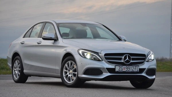 Модели на които се поставя: Aston Martin DBX; Mercedes-Benz: C-Clas, CLS, CLE, E-Class, G-Class, GLC, GLE, GLS, S-Class, SL, SLC и V-Class.

Деветстепенната автоматична скоростна кутия Mercedes-Benz 725.0 серия (9G-Tronic), която дебютира през 2013, е създадена с оглед на грешките на капризния предшественик 7G-Tronic. Новата трансмисия получи лек магнезиев картер и две маслени помпи. Хардуерът на скоростната кутия се оказа впечатляващ: агрегатът лесно усвоява до 1000 Нм въртящ момент при дизеловите и AMG версиите.

