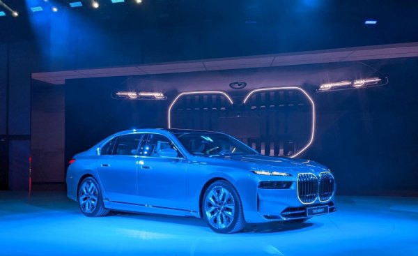 Максимална мощност: 544 к. с. при 5000-12000 об/мин
Максимален въртящ момент: 745 Нм
Ускорение 0-100 км/ч: 4.7 секунди
Максимална скорост: 240 км/ч
Разход на енергия: 18.4-19.6 кВтч/100 км
Пробег с едно зареждане: 590-625 км (WLTP)
