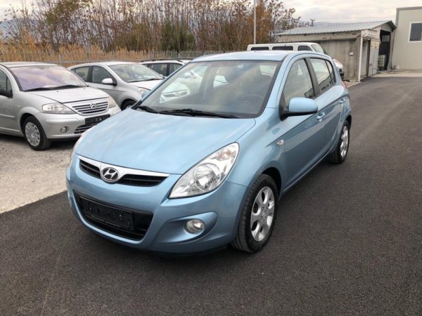 Hyundai i20 е близък роднина на Kia Rio &ndash; под ламарините двете са базирани на една и съща архитектура. Също като Rio, i20 се е предлагал с фабрична газова уредба, но при него е използван 1,4-литров бензинов двигател със 101 к.с., който му позволява по-лесно да поддържа магистрални скорости, в сравнение с Rio.