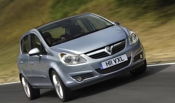 Въпреки че е третата най-разпространена кола във Великобритания  - Corsa не е толкова популярна сред крадците. Докладваните случаи са намалели с 22 процента на годишна база.

Поколението 2007-2014 е най-атакуваното - 55 процента от изчезналите автомобили.