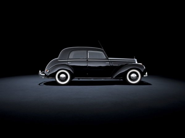 Успоредно с достоления Adenauer, компанията представя още един луксозен модел във Франкфурт през 1951. Въоръжен със същия иновативен 6-цилиндров агрегат, но и доста по-лек, моделът 220 получава доста похвали за спортното си поведение. 
