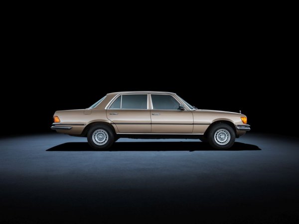 През 1972 луксозните модели на Mercedes най-после получават името S-class (от Sonder - специална). Дебютният автомобил с това име носи няколко технологични революции едновременно - той е първата серийна кола с ABS, както и първата кола в луксозния сегмент с дизелов двигател (а с 300 SD от 1978 - и първата серийна кола с турбодизел). Като опции се предлагат круиз контрол, както и автоматична трансмисия с векторно разпределение на въртящия момент. От 1975 версията 450 SEL получава и самоизравняващо се хидропневматично окачване. 
