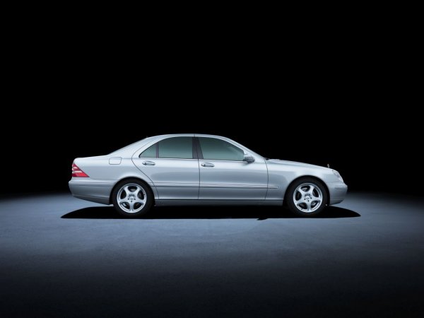 С малко по-издължени форми, четвъртата генерация постигна рекордния за времето си коефициент на въздушно съпротивление от .27 (за сравнение някога Ponton имаше цели .473). С тази кола в автомобилния свят бяха въведени електронният спирачен асистент, адаптивният круиз контрол Distronic, както и безключовият достъп. 
