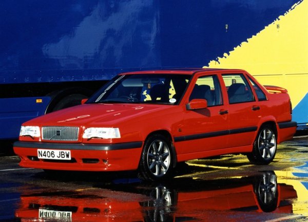 Volvo 850 се произвежда между 1990 и 1997 г. То се предлага с 5-цилиндрови двигатели с обем 2,0 или 2,5 литра. Без съмнение, най-известният такъв мотор на Volvo обаче е B52324T4, който има работен обем от 2,3-литра и развива мощност от 250 к.с. и 352 Нм. Двигателят се поставя на версия 850 R, като е комбиниран с механична скоростна кутия M59. Моделът разполага още с механичен диференциал с ограничено приплъзване тип Torsen, по-голям междинен охладител и електронен блок за управление Motronic 4.4, като се превърна в легенда и в двете си модификации – седан и комби.