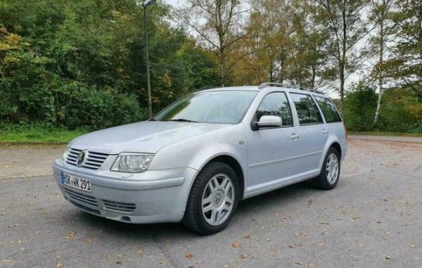 Германският производител също заложи на 5-цилиндров мотор за някои модели от своята гама. Така се появи VR5, който се поставя и на Bora. Двигателят с работен обем 2,3 литра, като развива мощност от 150 к.с. във версията с 10 клапана и 170 к.с. тази с 20 клапана.