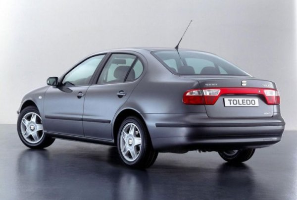 В случая на испанския производител, SEAT Toledo оборудва своя модел с варианта на 2.3 VR5 с 20 клапана, което означава и по-висока мощност – 170 к.с. Двигателят се появи напълно логично на модела на SEAT, след като испанската компания стана част от Volkswagen Group.