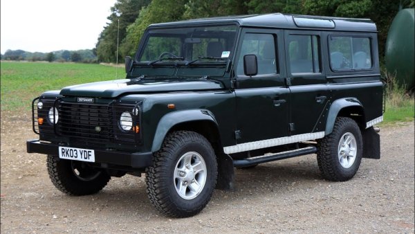 Land Rover Defender е един от най-здравите SUV на всички времена. При класическия модел гамата беше разделена на варианти, наречени 90, 110 и 130, в зависимост от междуосието, измерено в инчове. Феновете на модела можеха да се насладят на 5-цилиндровия двигател Td5. Той е с работен обем 2,5 литра и е разработка на Land Rover, като има различни нива на мощност &ndash; от 122 до 220 к.с.