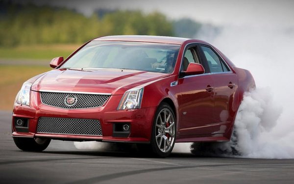 Смесването на рафинирането и лукса на Cadillac с огромен V8 води до линията автомобили CTS-V. Всички използват един и същи семпъл V8 с по 2 клапана на цилиндър, познат от Corvette, започвайки с 5,7-литров вариант с 406 к.с. през 2004 г. По-късно се предлага и 6,2-литров агрегат с 650 конски сили, който умело предизвиква BMW M5 и Mercedes-AMG E63, при това - на по-поносима цена.

Макар някои да се подиграват на семплия дизайн на този алуминиев двигател, той се доказва като невероятно силен и издръжлив. Произвеждан в завода на General Motors в Мексико, V8 моторът се поставя и в още няколко спортни машини на концерна, а освен това се предлага и самостоятелно, като основа за различни проекти (хот род, състезателни машини и т.н.).