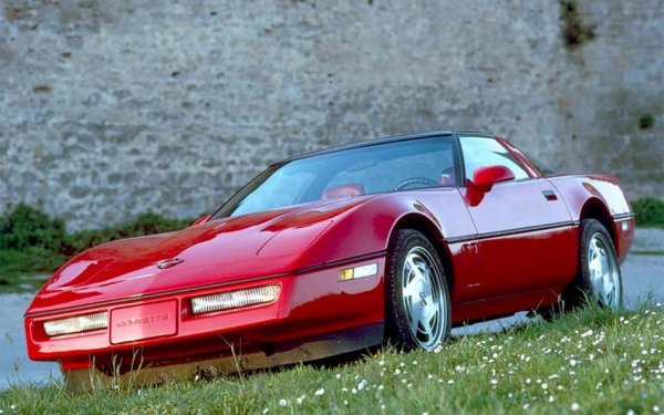 Ранните модели на Corvette се предлагали с избор между 6-цилиндров редови мотор и V8, но именно "small block" версията на агрегата с 8 цилиндъра е в основата на успеха на спортния модел. Налични са били и "big block" двигатели, с обем от 7 литра, но именно по-малкият "осмак" ляга на сърце на ентусиастите и има дълга история, започваща през 1054 година и продължаваща чак до 2003. Това го прави един от най-дълго произвежданите двигатели в историята, като са реализирани над 100 милиона бройки от различните му модификации.

Сред необичайните версии на малкия V8 в Corvette е моторът LT5, който използва двоен разпределителен вал с дизайн на Lotus за модела ZR-1. Двигателят с 4 клапана на цилиндър доставя мощност от 390 до 410 конски сили и се произвежда от 1990 до 1995 година. Произведени са 6939 бройки, като част от тях са за състезателния автомобил Lotus Elise GT1. 