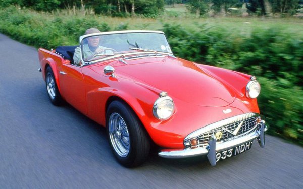 Daimler SP250 ‘Dart’ е пазарен неуспех, с едва 2650 продадени бройки от 1959 до 1964 г. Извън дизайна, който подлежи най-вече на субективни оценки, но никак не е лош, в автомобила е монтиран превъзходен компактен V8. С дизайн на Едуард Търнър, който е отговорен за някои от най-добрите мотоциклетни двигатели на Triumph, агрегатът с обем 2548 куб. см предлага мощност от 140 к.с. и доставя повече от прилична динамика. Дотолкова прилична, че SP250 дори е поръчан от британската полиция като магистрална патрулна кола.

Може би ако от Daimler (британската компания да не се бърка с производителя на Mercedes) са използвали по-големия 4561-кубиков V8 от Majestic Major, биха могли да пробият в САЩ (както са мечтали) със своя SP250. Все пак не всичко е изгубено - след като Jaguar придобива компанията, малкият двигател се използва в модела Mk2 и по-точно версията V8-250, за която мнозина считат, че се справя доста по-добре от тази с 6-цилиндровия редови мотор.