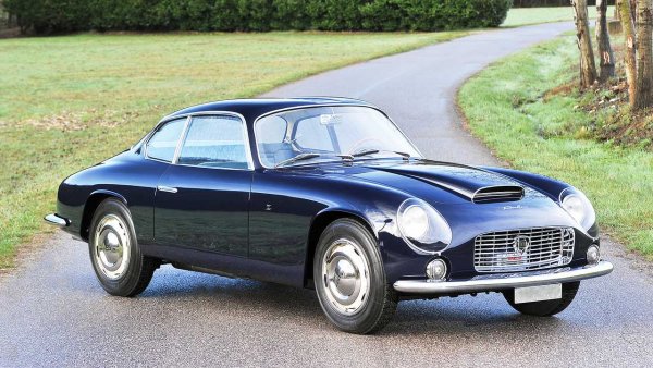 Едно място по-напред е впечатляващата двувратка Lancia Flaminia Sport Zagato, която през 2014 г. коства на новия си собственик 571 200 евро. Това е един от 99-те автомобили от първата производствена серия с 2.5-литров V6 двигател с мощност 120 коня, и максимална скорост от около 200 км/ч. Грандиозното тяло от ателието Zagato даде безсмъртие на автомобила и завинаги го вписа в историята на италианската марка.