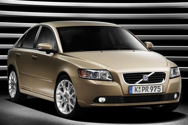 Volvo S40 влиза в новата си моделова година с чувствително освежен дизайн - предницата е станала по закръглена аналогично на по-големите модели. 