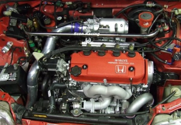 Семейството двигатели от D-series включва над 10 различни версии с обем от 1,2 до 1,7 литра. Тези мотори се отличават с доста "весел" нрав. Можеш да ги форсираш до 7000 об/мин, като същевременно разполагат с ресурс от 350-400 хиляди километра без основен ремонт. Тези двигатели се произвеждат от 1984 до 2005 г. и са монтирани на Civic, HR-V, Accord и много други модели на Honda.
