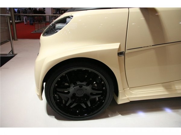 Ускорява до 100 км/ч. за  9.5 секунди и развива максимална скорост от 170 км/ч.