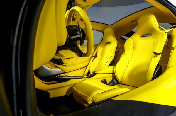 Срещу 10 630 долара интериорът на купето е тапициран с жълта кожа, съчетана с лъскави черни и сребърни акценти. Има също панорамен покрив и жълти MSO Bespoke предпазни колани.