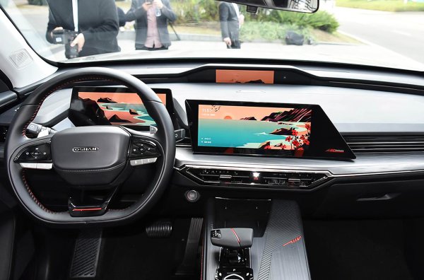 Китайската компания Changan реши да експериментира с подреждането на екрани в кабината и така нейният нови кросоувър получава допълнителен дисплей. 