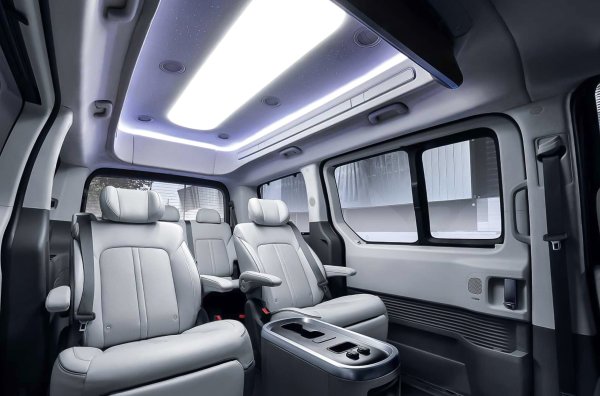 Корейците превърнаха своя &bdquo;космически" миниван в &bdquo;лимузина". В случая Staria Lounge може да победе 7, 9 или до 11 пътника, но най-луксозната версия &ndash; Limousine, е предвидена само за четирима. 