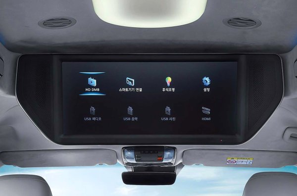 При нея таванът, който е в стил &bdquo;звездно небе&ldquo; е поставен с 205 мм по-високо, като там е монтиран 25-инчов екран. 