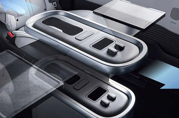 Като опция се предлага централна маса с държач за дистанционно управление, поставки за чаши и USB-конектори, които могат да се местят покрай седалките. 